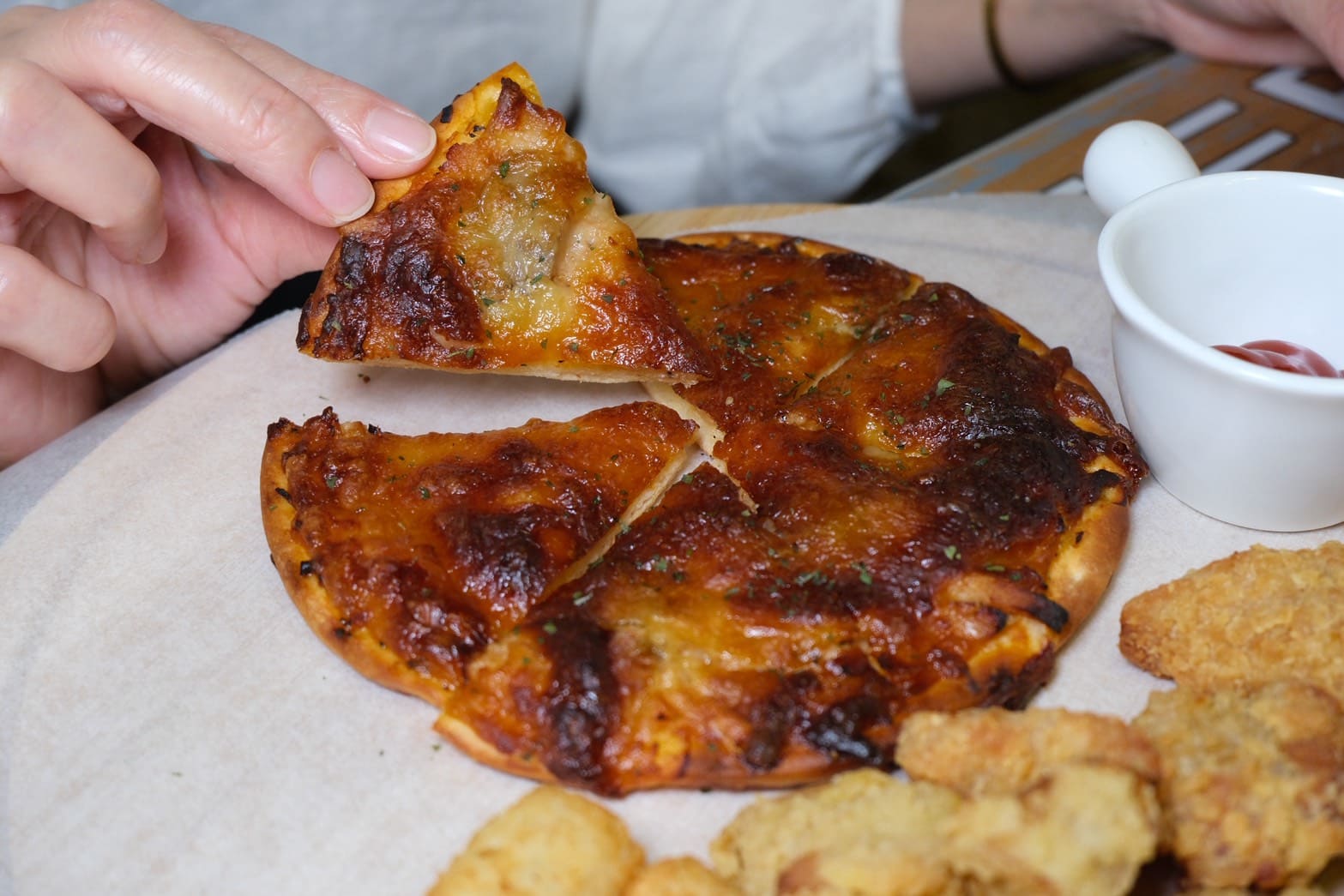 哞哞手作甜點｜新莊不限時貓咪咖啡廳，六款飲料免費續杯太佛！開心果巴斯克必點