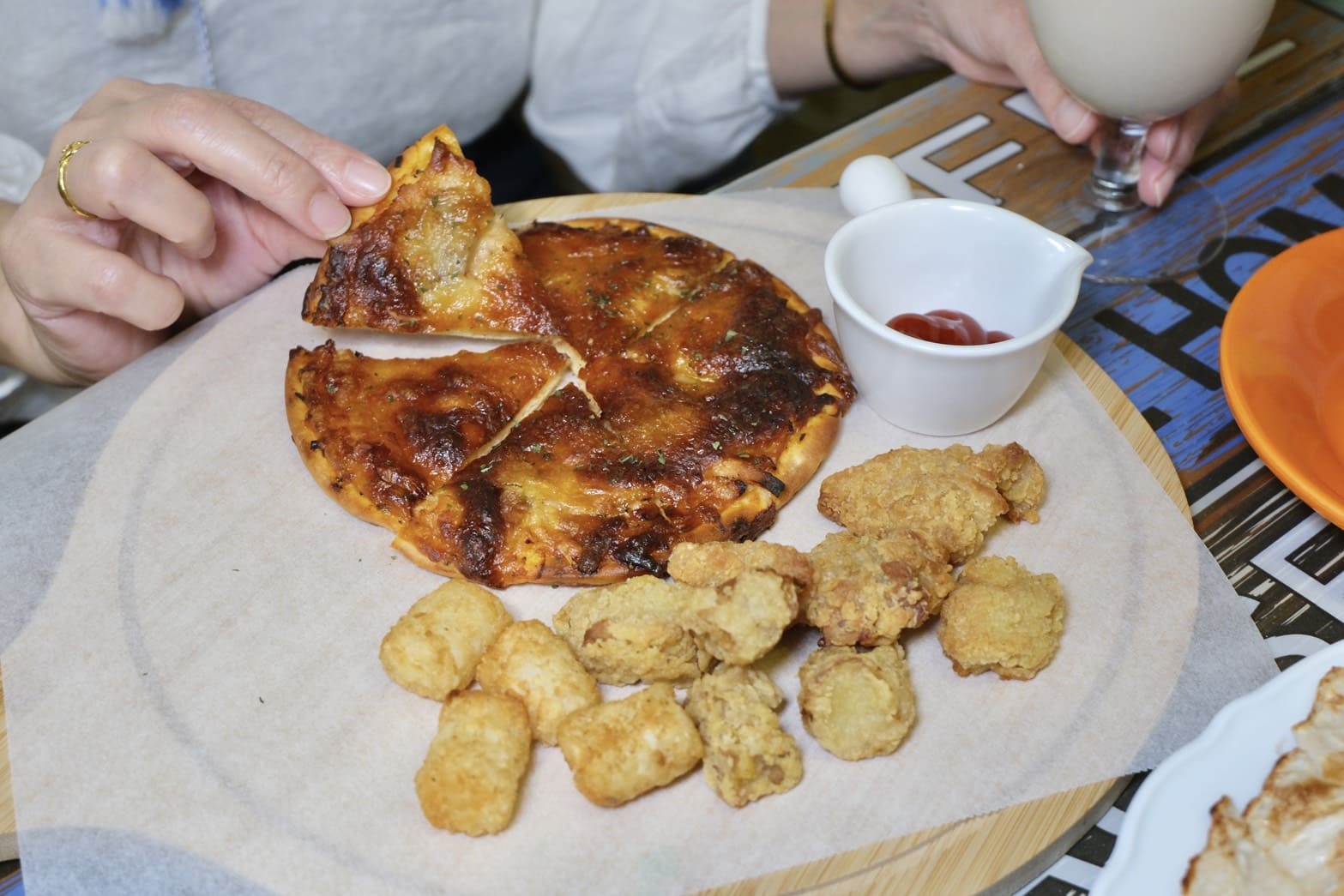 哞哞手作甜點｜新莊不限時貓咪咖啡廳，六款飲料免費續杯太佛！開心果巴斯克必點