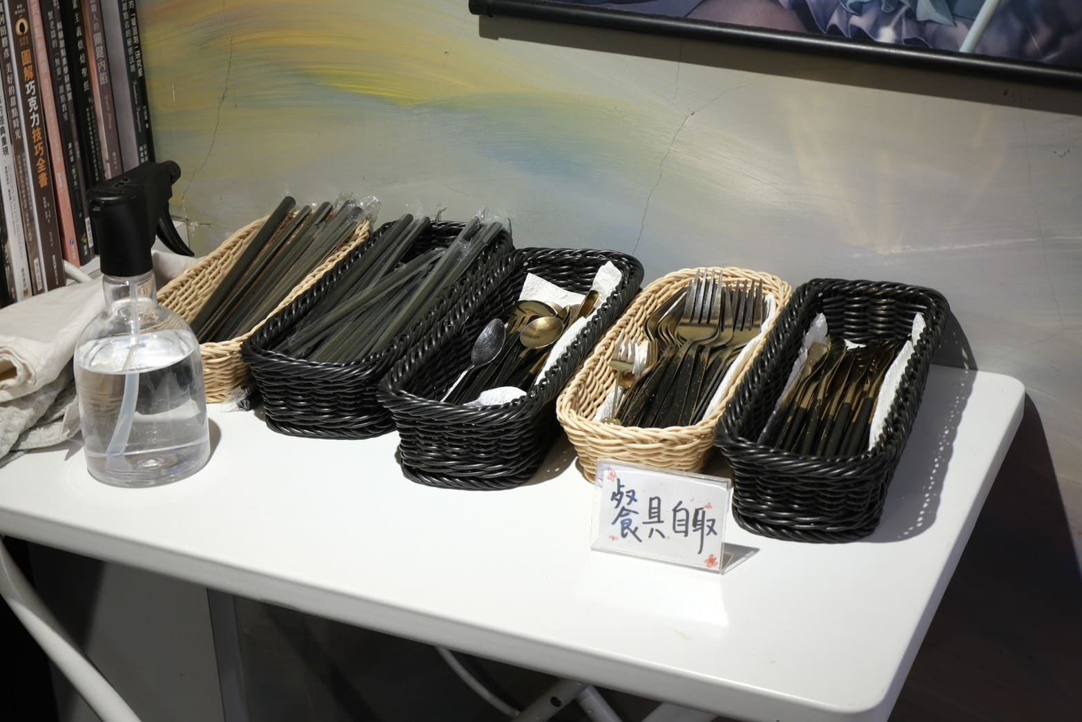 哞哞手作甜點｜新莊不限時貓咪咖啡廳，六款飲料免費續杯太佛！開心果巴斯克必點