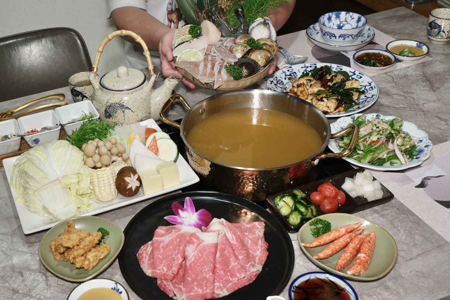 聚食釜｜台北新開幕台式頂級蝦湯鍋物，少見蝦湯鍋底太鮮。雜炊粥直接封神！