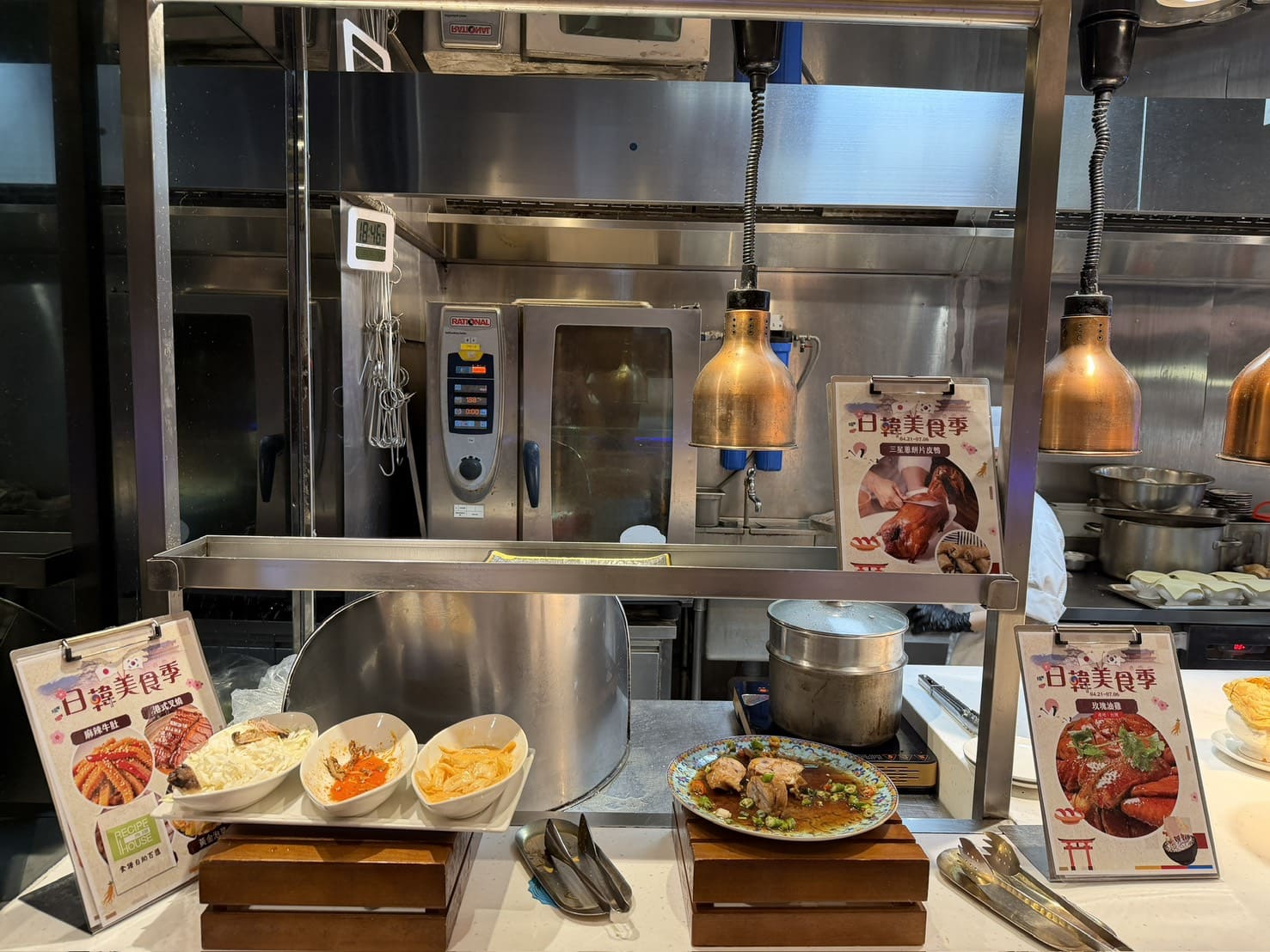 芙洛麗大飯店食譜自助百匯｜黑鮪魚現切秀限時登場！新竹Buffet必吃攻略。現沖牛肉湯、舒芙蕾無限供應，聚餐首選