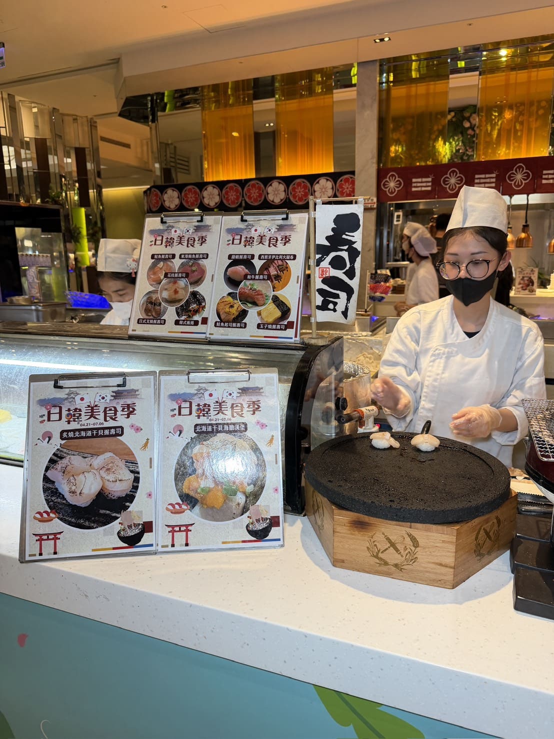 芙洛麗大飯店食譜自助百匯｜黑鮪魚現切秀限時登場！新竹Buffet必吃攻略。現沖牛肉湯、舒芙蕾無限供應，聚餐首選