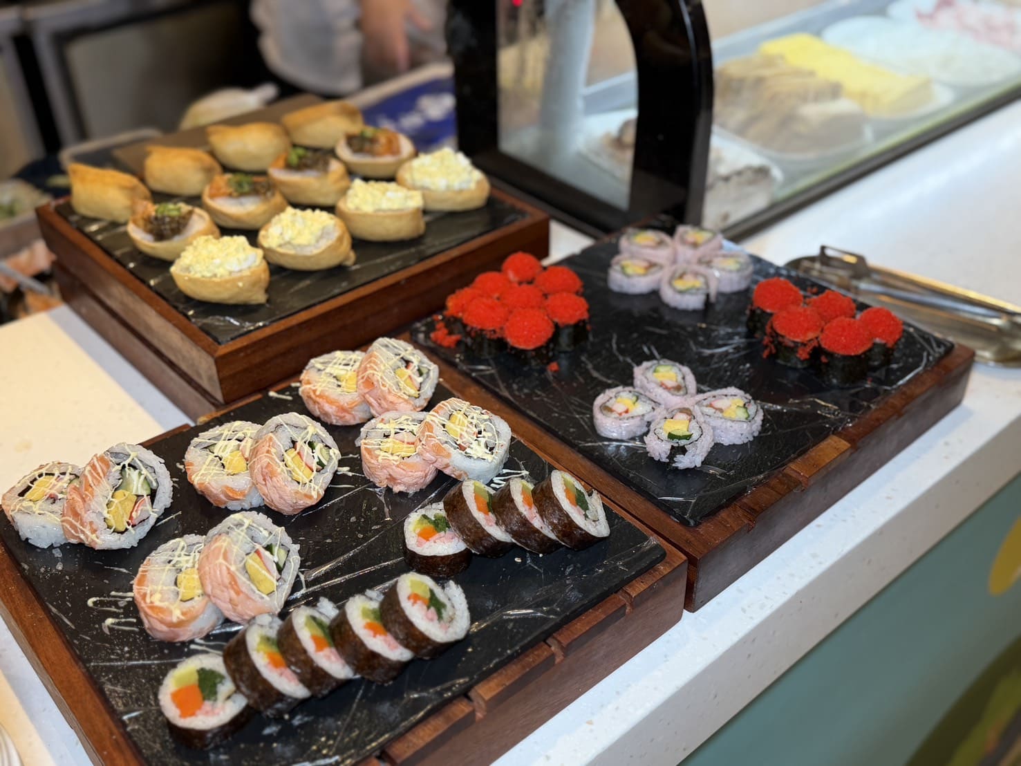 芙洛麗大飯店食譜自助百匯｜黑鮪魚現切秀限時登場！新竹Buffet必吃攻略。現沖牛肉湯、舒芙蕾無限供應，聚餐首選