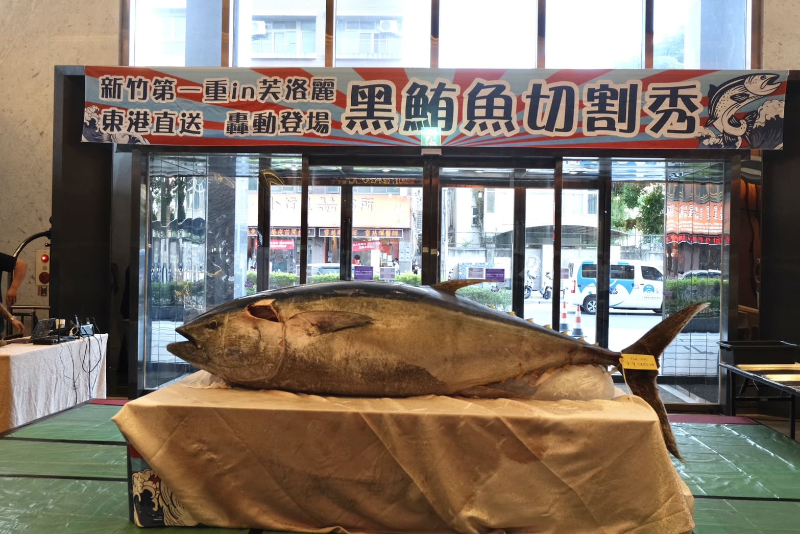 芙洛麗大飯店食譜自助百匯｜黑鮪魚現切秀限時登場！新竹Buffet必吃攻略。現沖牛肉湯、舒芙蕾無限供應，聚餐首選