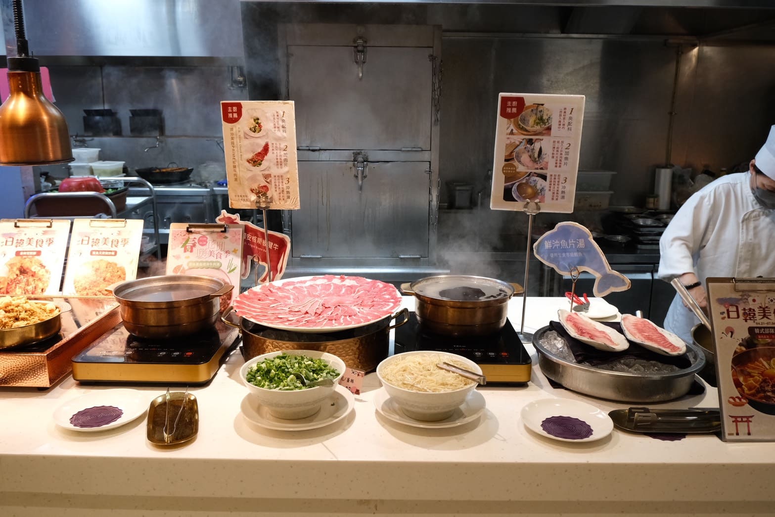 芙洛麗大飯店食譜自助百匯｜黑鮪魚現切秀限時登場！新竹Buffet必吃攻略。現沖牛肉湯、舒芙蕾無限供應，聚餐首選