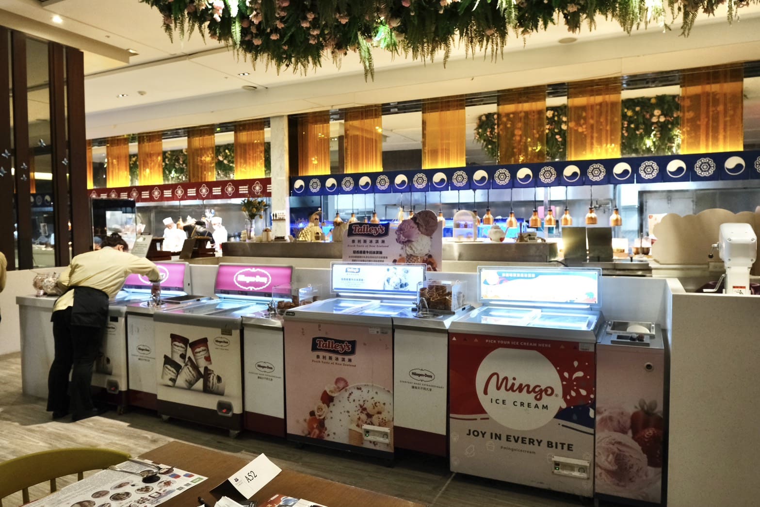 芙洛麗大飯店食譜自助百匯｜黑鮪魚現切秀限時登場！新竹Buffet必吃攻略。現沖牛肉湯、舒芙蕾無限供應，聚餐首選