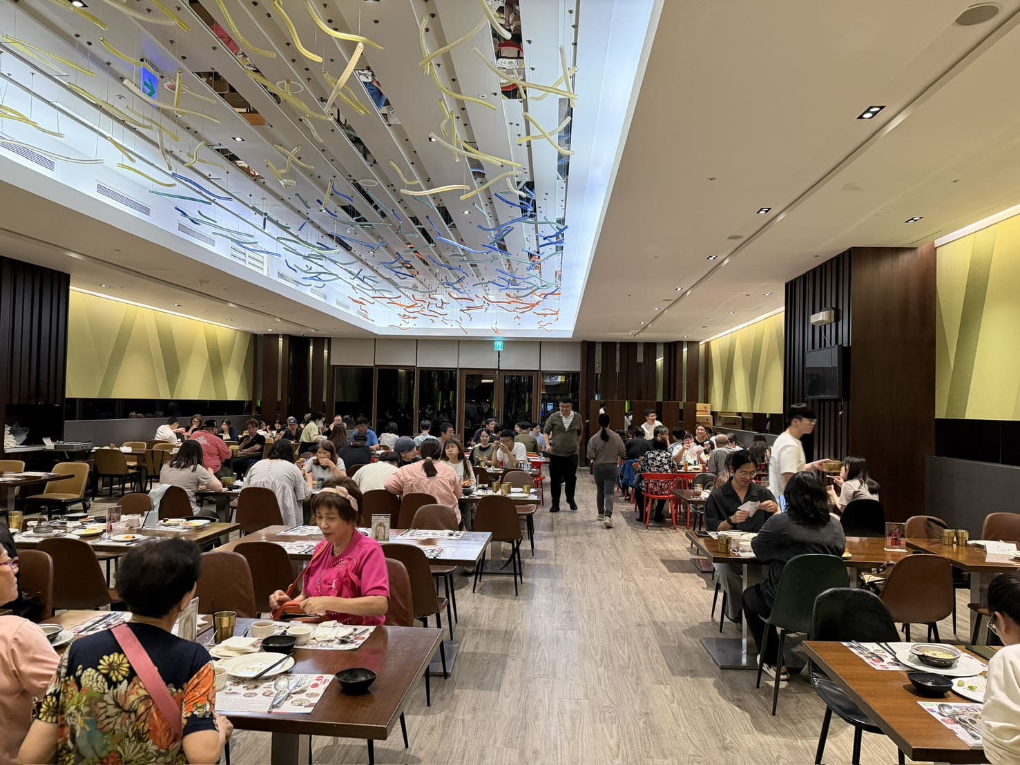 芙洛麗大飯店食譜自助百匯｜黑鮪魚現切秀限時登場！新竹Buffet必吃攻略。現沖牛肉湯、舒芙蕾無限供應，聚餐首選