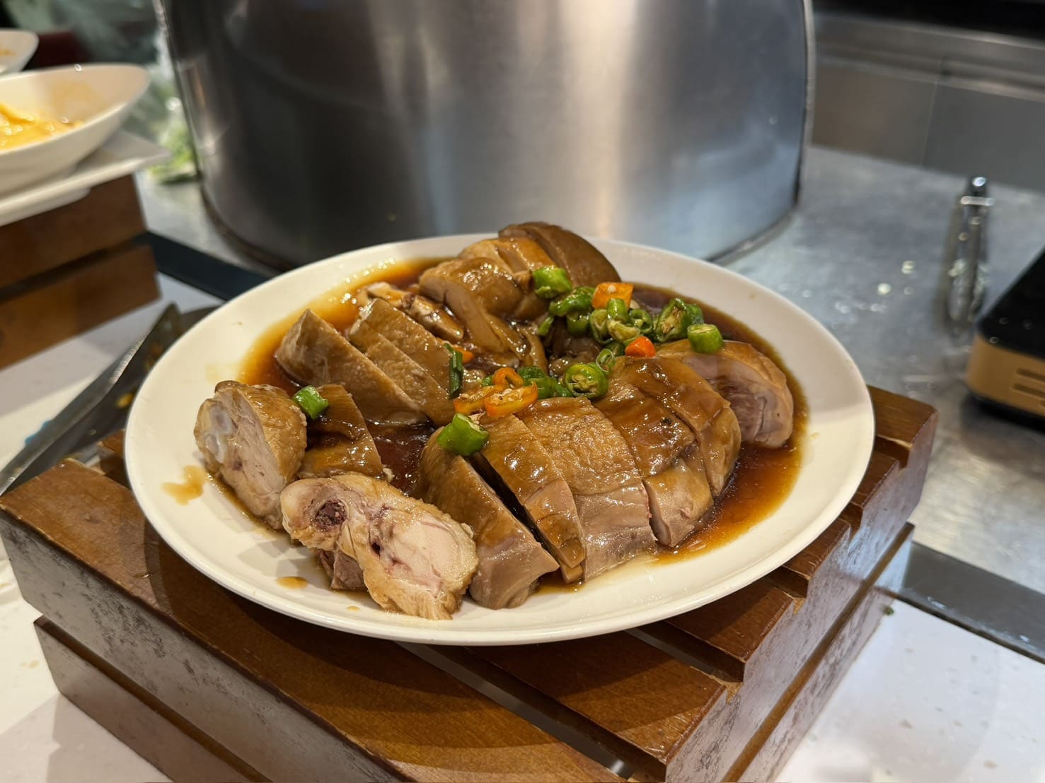 芙洛麗大飯店食譜自助百匯｜黑鮪魚現切秀限時登場！新竹Buffet必吃攻略。現沖牛肉湯、舒芙蕾無限供應，聚餐首選
