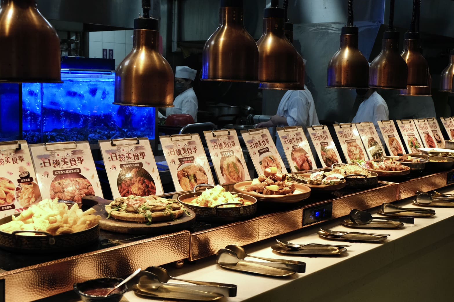 芙洛麗大飯店食譜自助百匯｜黑鮪魚現切秀限時登場！新竹Buffet必吃攻略。現沖牛肉湯、舒芙蕾無限供應，聚餐首選