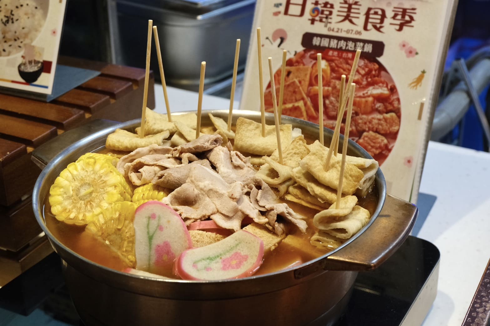 芙洛麗大飯店食譜自助百匯｜黑鮪魚現切秀限時登場！新竹Buffet必吃攻略。現沖牛肉湯、舒芙蕾無限供應，聚餐首選