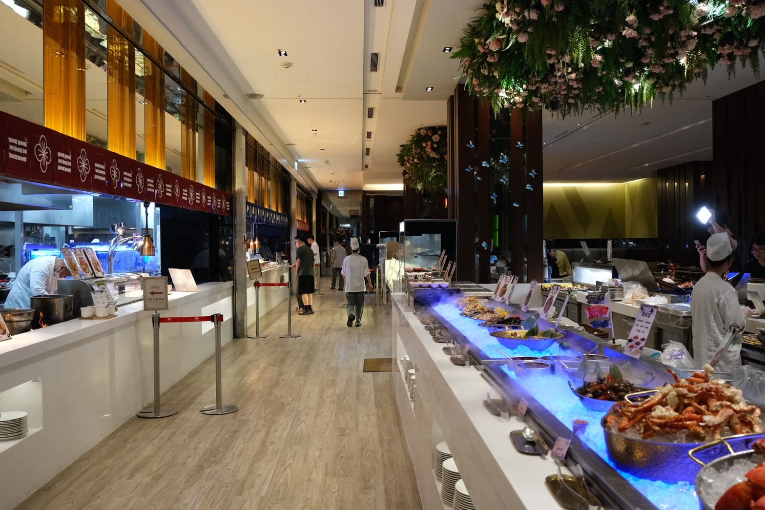 芙洛麗大飯店食譜自助百匯｜黑鮪魚現切秀限時登場！新竹Buffet必吃攻略。現沖牛肉湯、舒芙蕾無限供應，聚餐首選