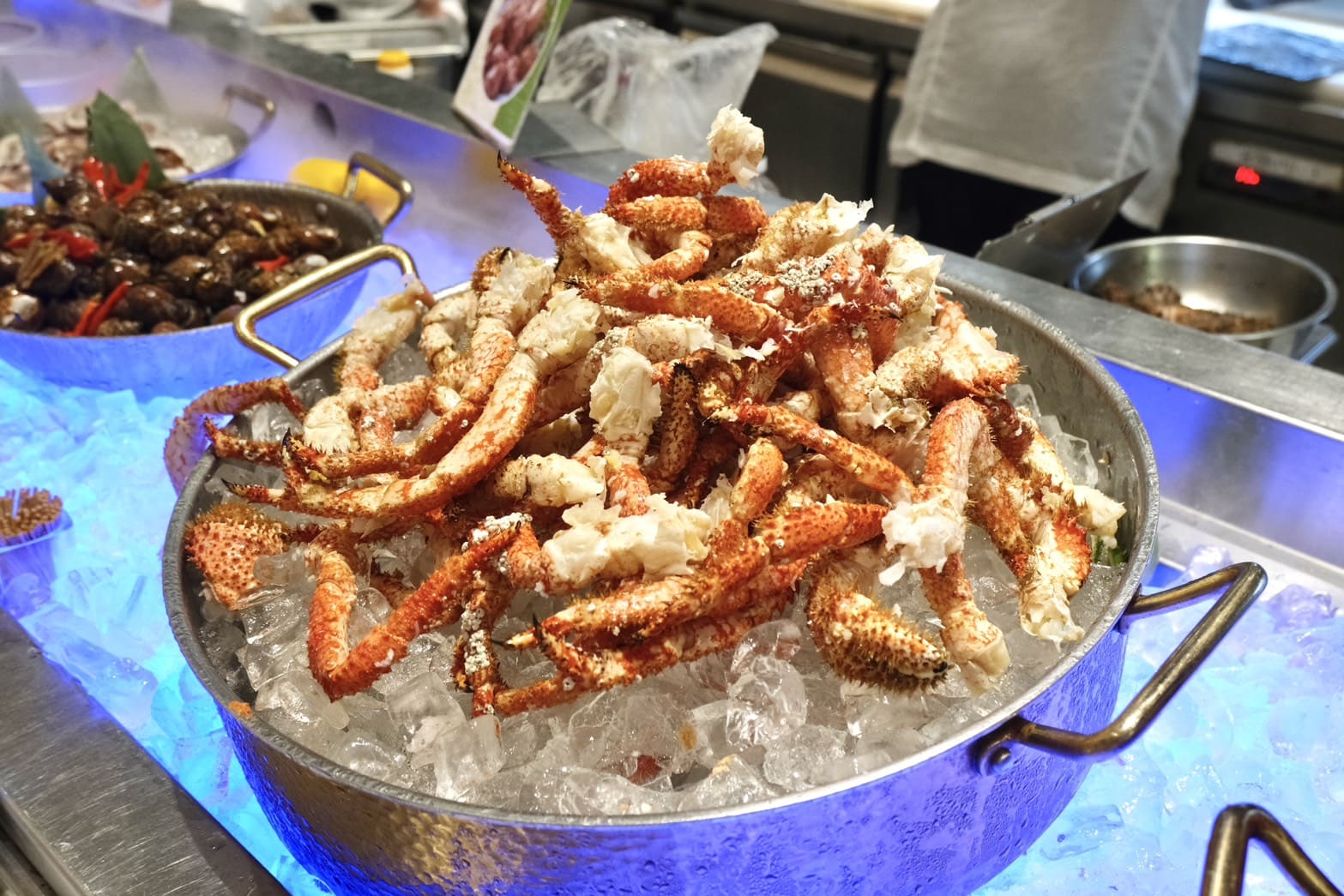 芙洛麗大飯店食譜自助百匯｜黑鮪魚現切秀限時登場！新竹Buffet必吃攻略。現沖牛肉湯、舒芙蕾無限供應，聚餐首選
