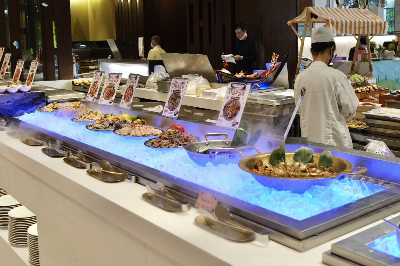芙洛麗大飯店食譜自助百匯｜黑鮪魚現切秀限時登場！新竹Buffet必吃攻略。現沖牛肉湯、舒芙蕾無限供應，聚餐首選
