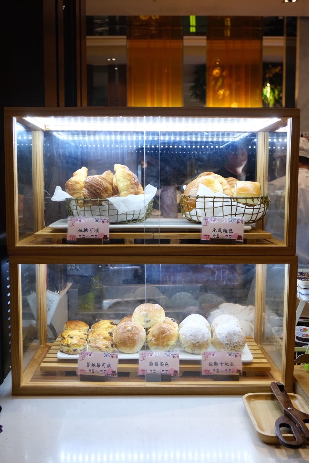 芙洛麗大飯店食譜自助百匯｜黑鮪魚現切秀限時登場！新竹Buffet必吃攻略。現沖牛肉湯、舒芙蕾無限供應，聚餐首選