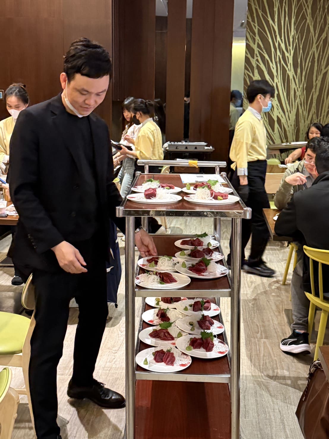 芙洛麗大飯店食譜自助百匯｜黑鮪魚現切秀限時登場！新竹Buffet必吃攻略。現沖牛肉湯、舒芙蕾無限供應，聚餐首選