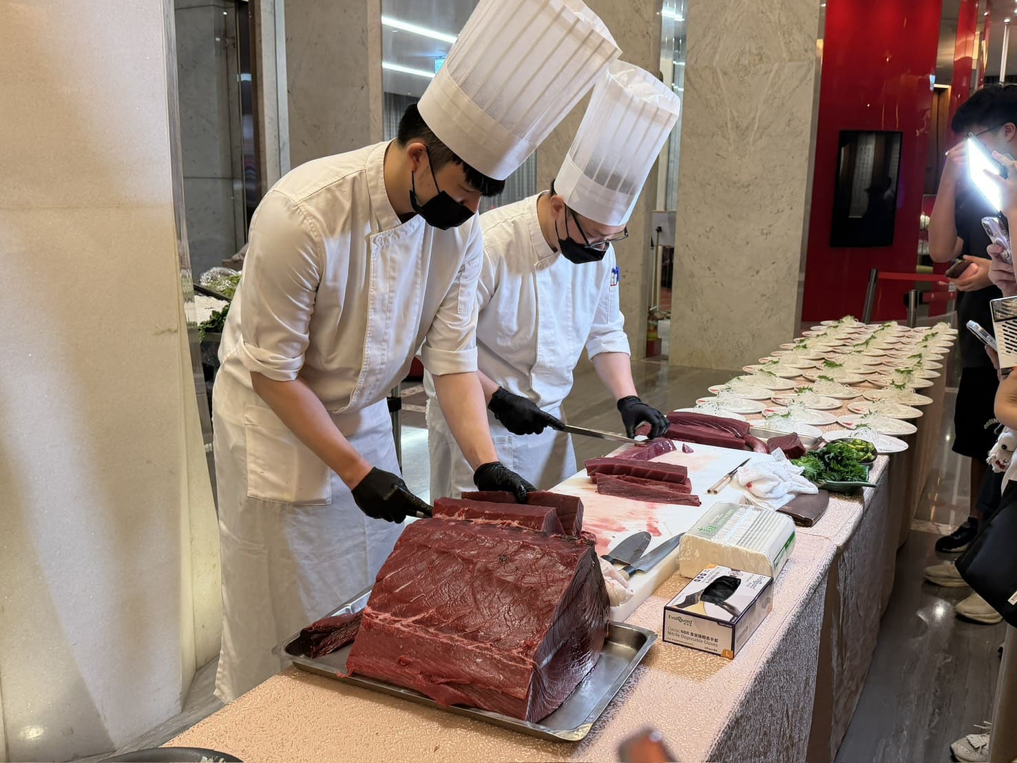 芙洛麗大飯店食譜自助百匯｜黑鮪魚現切秀限時登場！新竹Buffet必吃攻略。現沖牛肉湯、舒芙蕾無限供應，聚餐首選