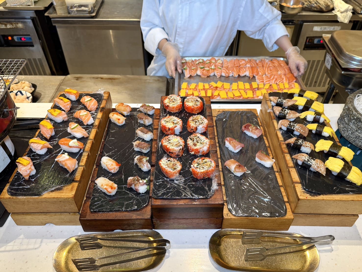 芙洛麗大飯店食譜自助百匯｜黑鮪魚現切秀限時登場！新竹Buffet必吃攻略。現沖牛肉湯、舒芙蕾無限供應，聚餐首選