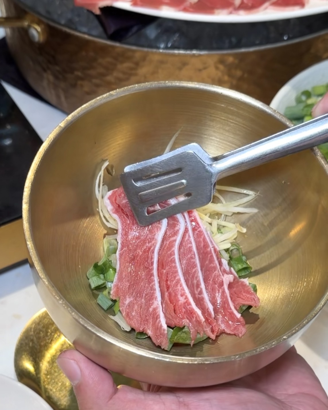 芙洛麗大飯店食譜自助百匯｜黑鮪魚現切秀限時登場！新竹Buffet必吃攻略。現沖牛肉湯、舒芙蕾無限供應，聚餐首選