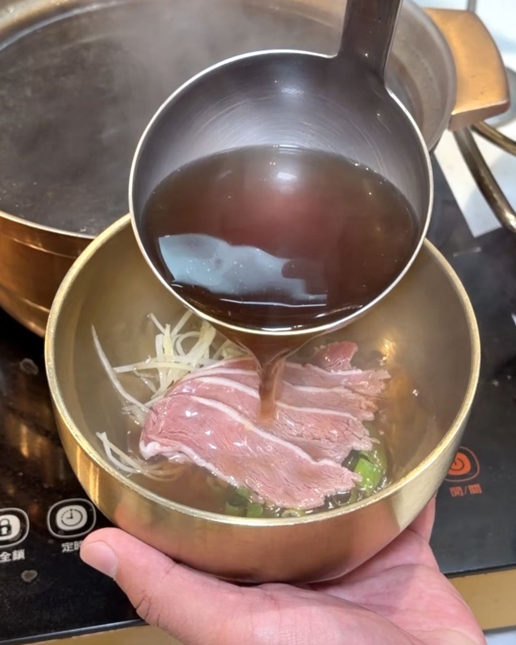 芙洛麗大飯店食譜自助百匯｜黑鮪魚現切秀限時登場！新竹Buffet必吃攻略。現沖牛肉湯、舒芙蕾無限供應，聚餐首選