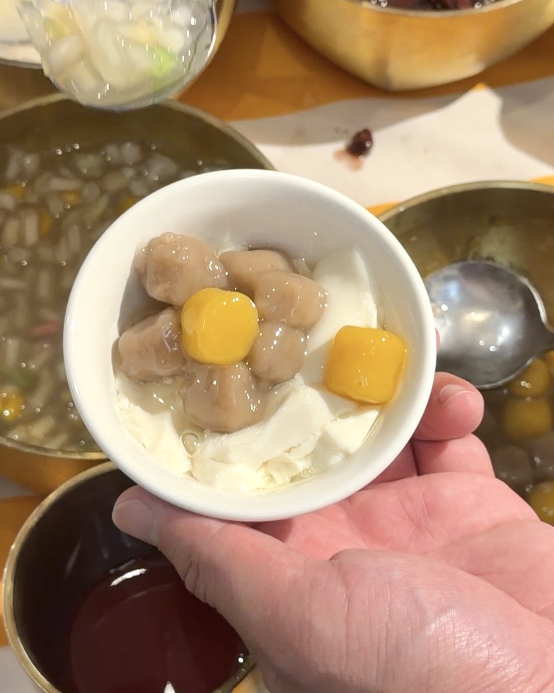 芙洛麗大飯店食譜自助百匯｜黑鮪魚現切秀限時登場！新竹Buffet必吃攻略。現沖牛肉湯、舒芙蕾無限供應，聚餐首選