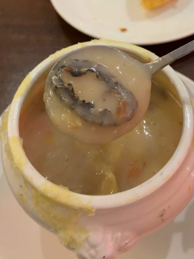 芙洛麗大飯店食譜自助百匯｜黑鮪魚現切秀限時登場！新竹Buffet必吃攻略。現沖牛肉湯、舒芙蕾無限供應，聚餐首選