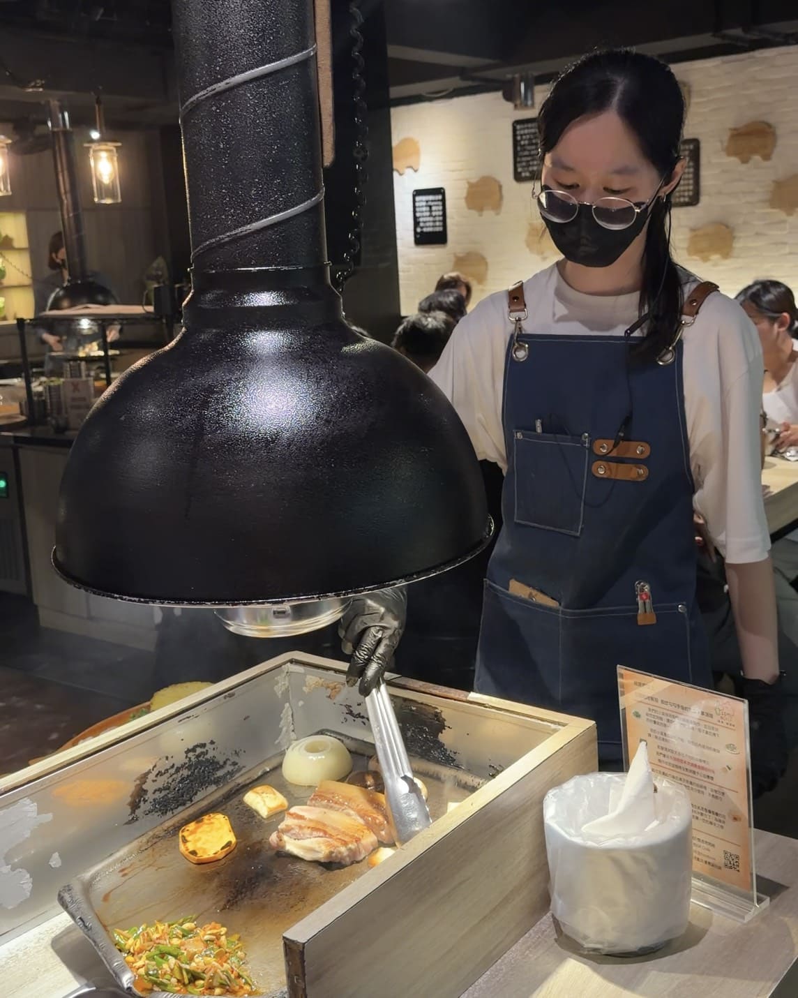 燒酒烤烤豬｜台北東區韓式燒肉推薦！全程專人代烤、六種小菜無限續，聚餐約會首選