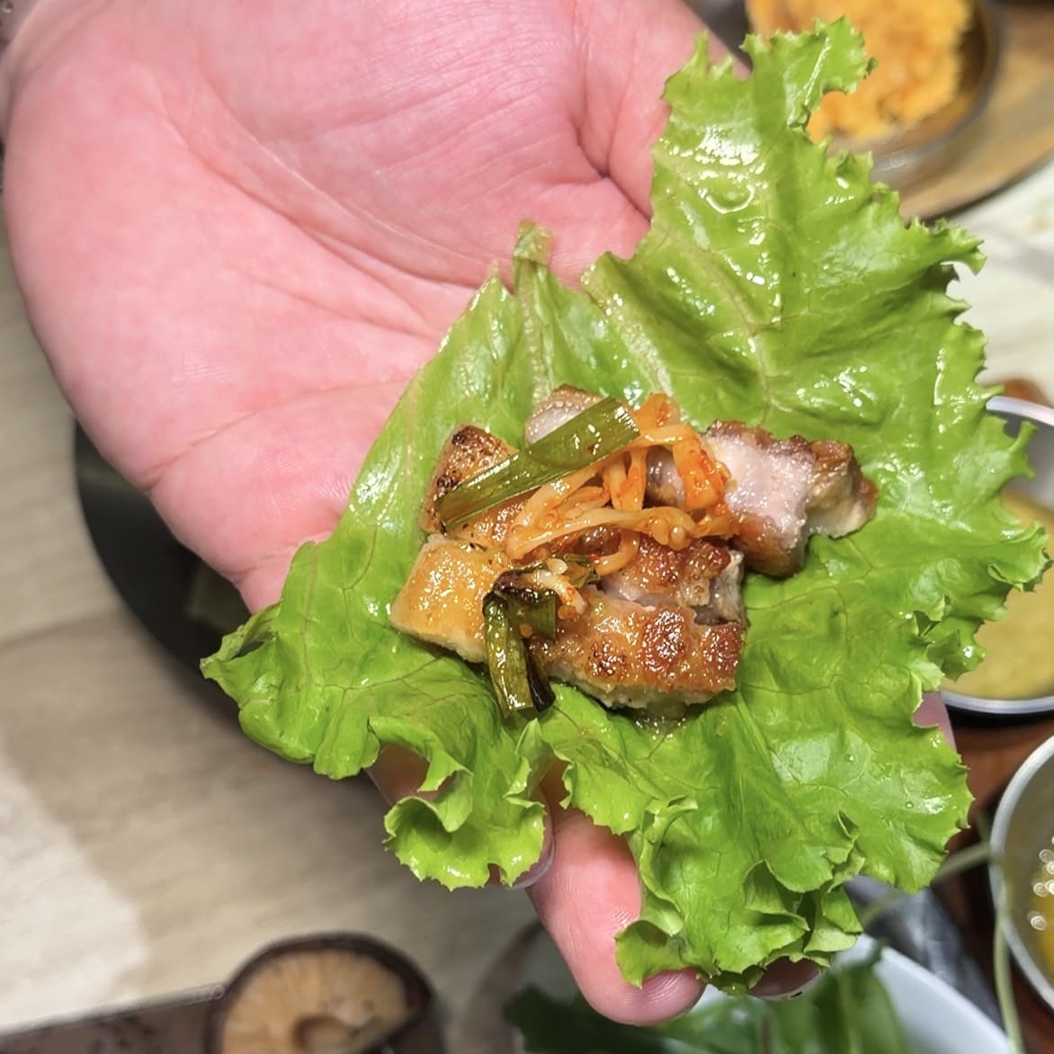 燒酒烤烤豬｜台北東區韓式燒肉推薦！全程專人代烤、六種小菜無限續，聚餐約會首選