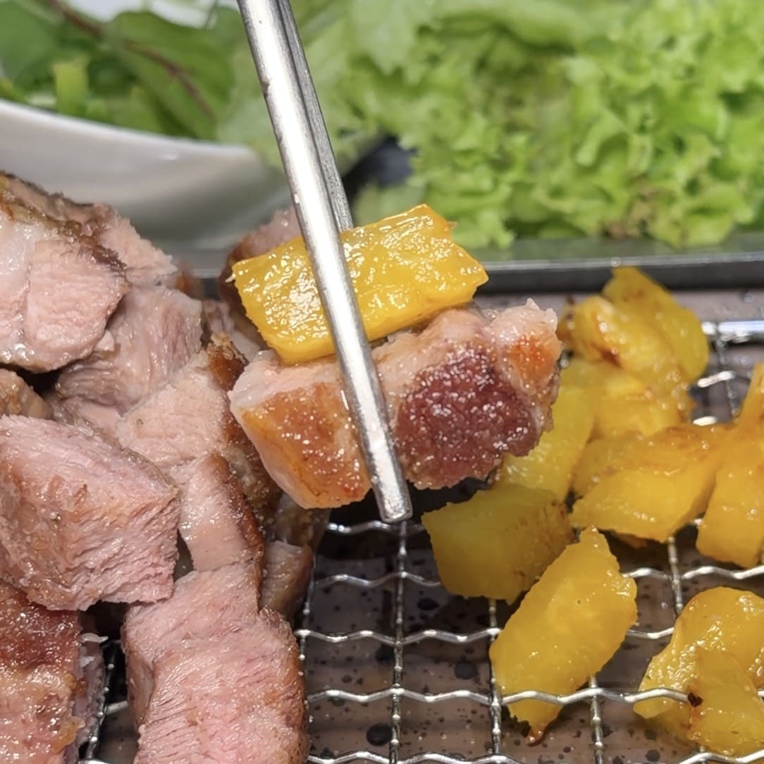 燒酒烤烤豬｜台北東區韓式燒肉推薦！全程專人代烤、六種小菜無限續，聚餐約會首選