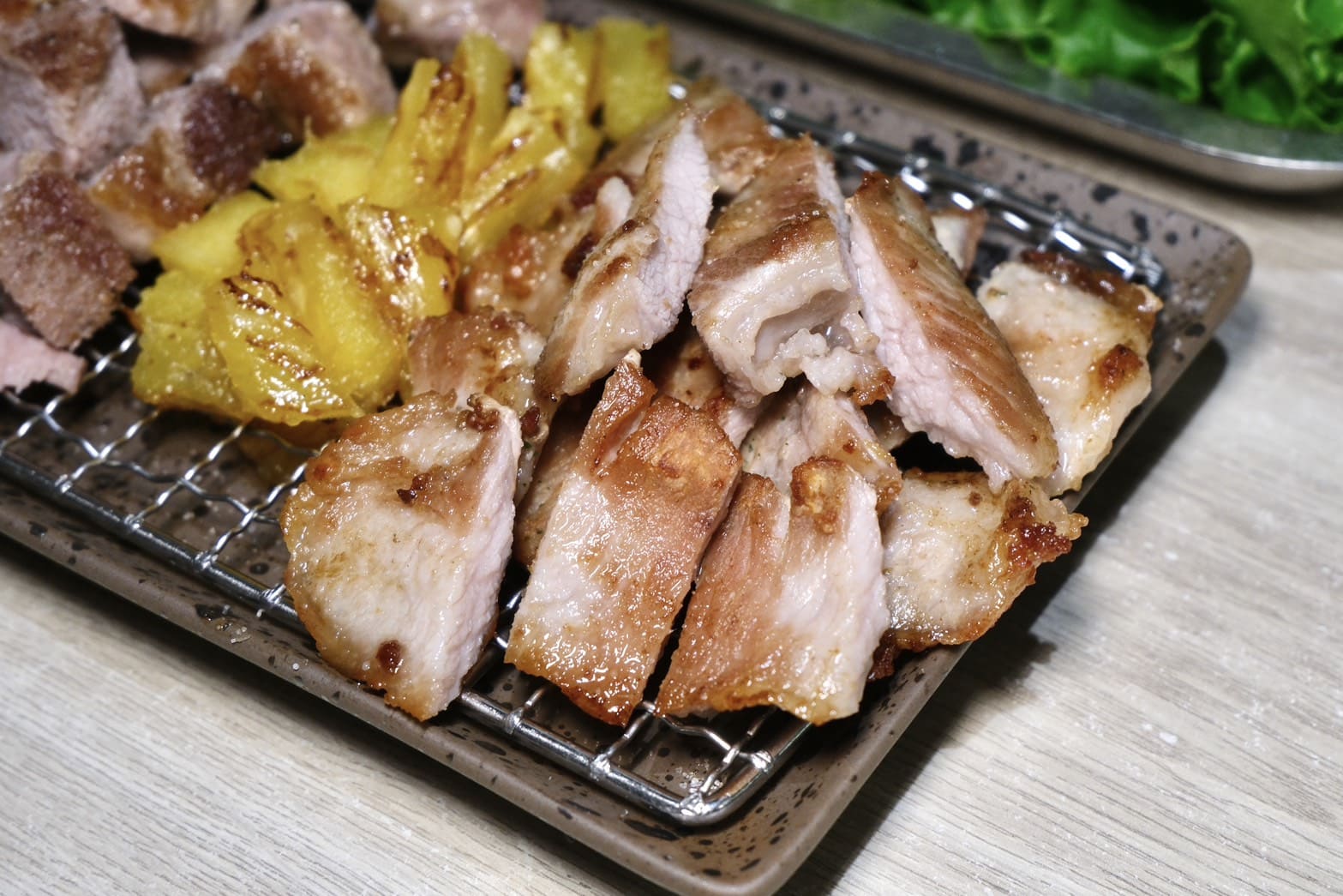 燒酒烤烤豬｜台北東區韓式燒肉推薦！全程專人代烤、六種小菜無限續，聚餐約會首選