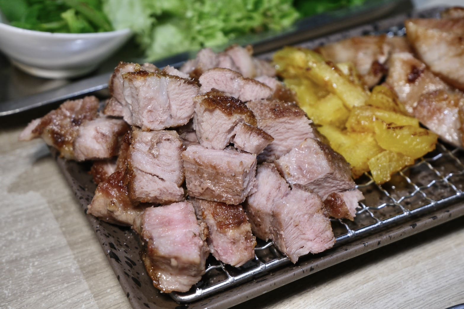 燒酒烤烤豬｜台北東區韓式燒肉推薦！全程專人代烤、六種小菜無限續，聚餐約會首選