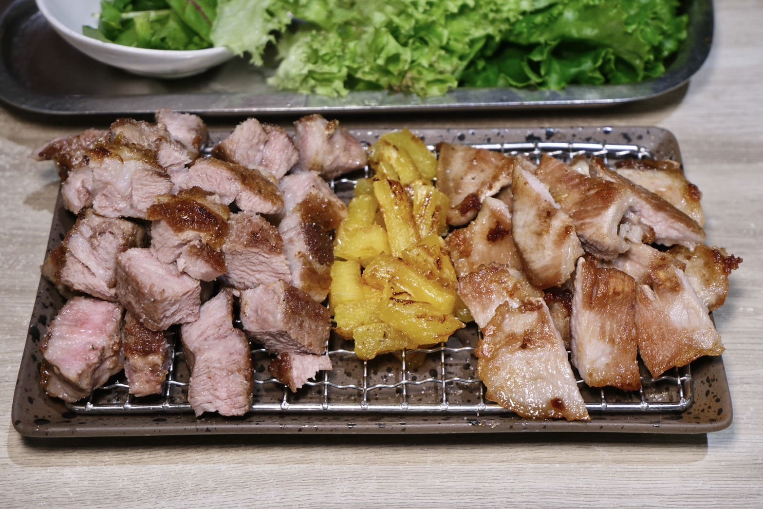 燒酒烤烤豬｜台北東區韓式燒肉推薦！全程專人代烤、六種小菜無限續，聚餐約會首選