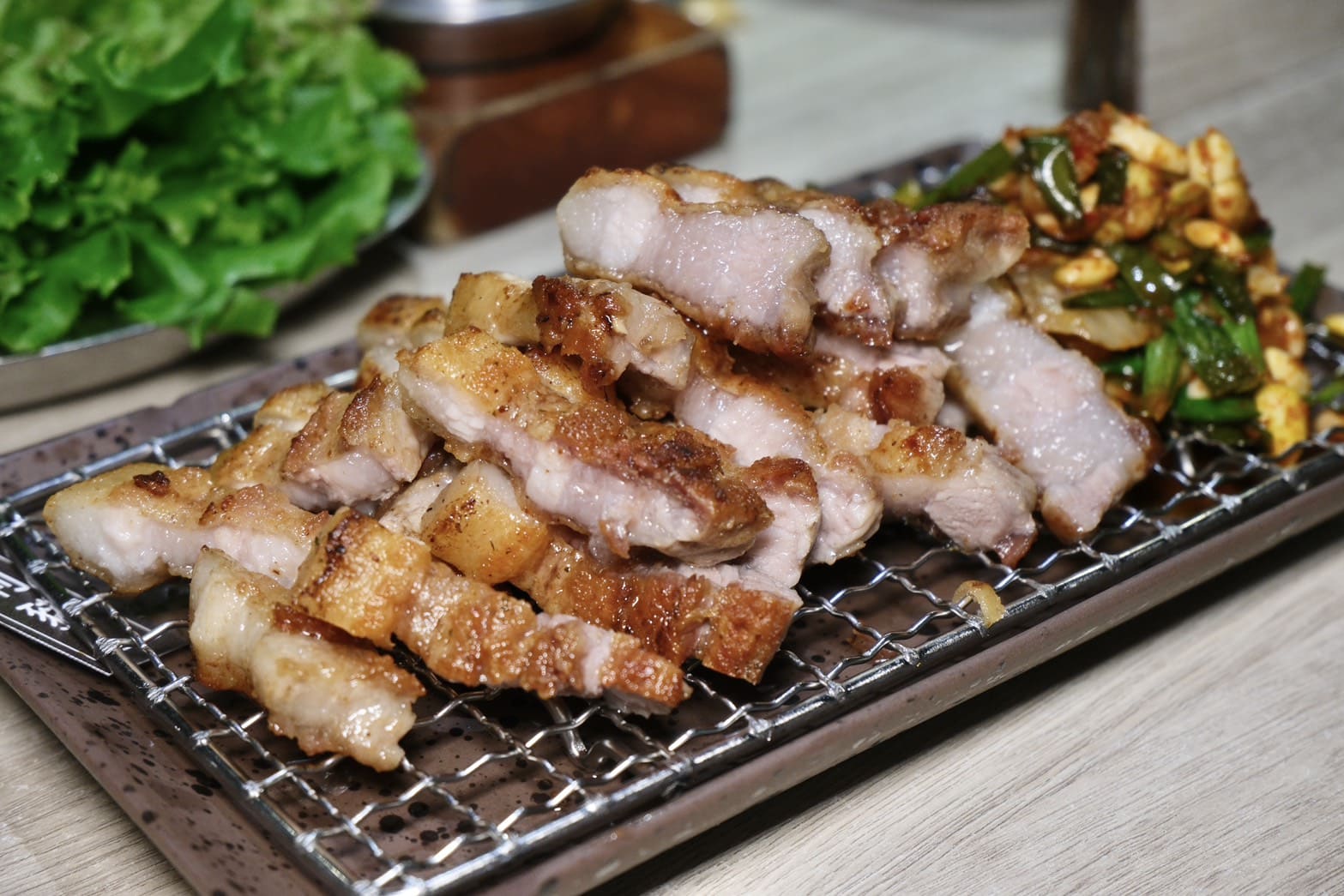 燒酒烤烤豬｜台北東區韓式燒肉推薦！全程專人代烤、六種小菜無限續，聚餐約會首選