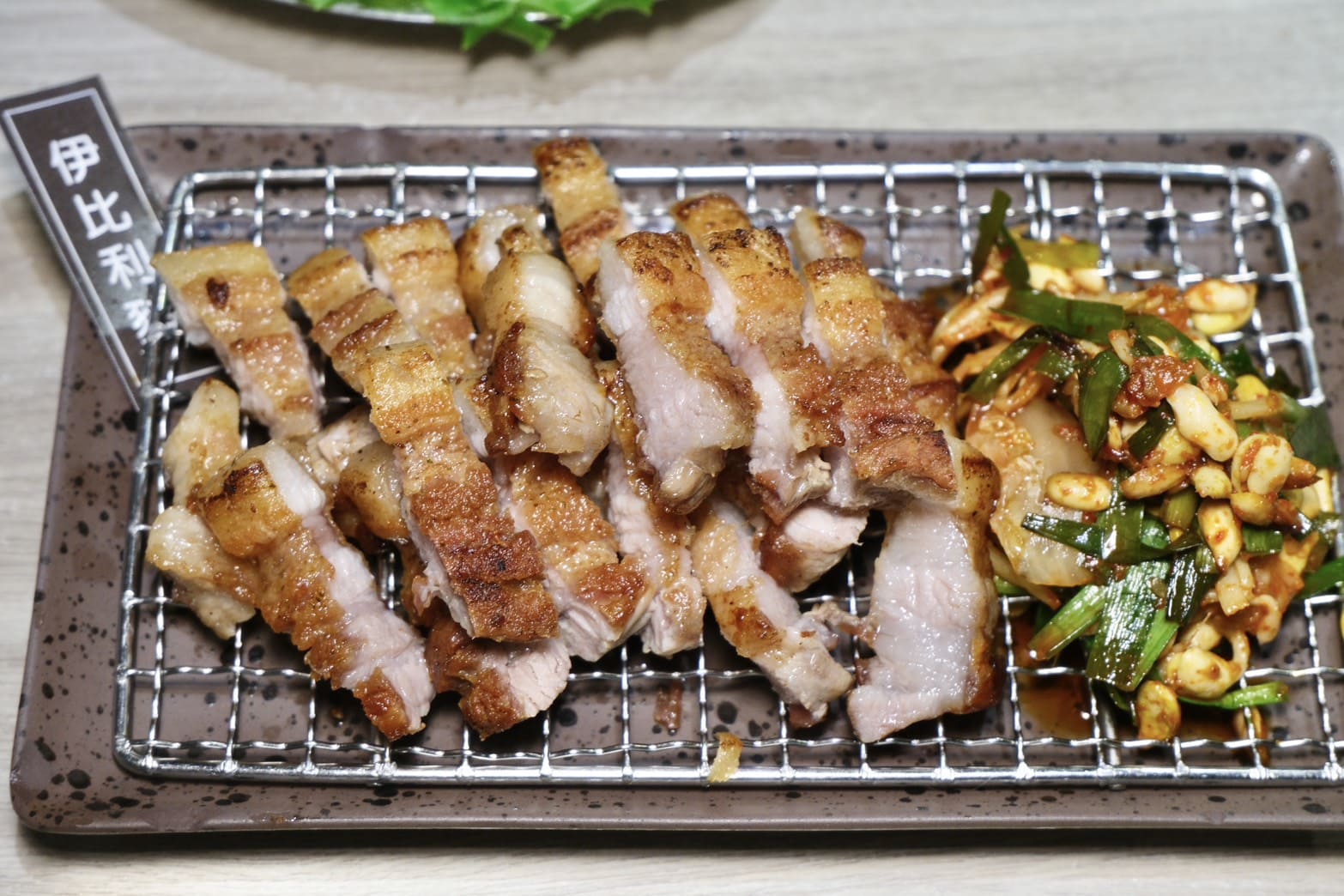 燒酒烤烤豬｜台北東區韓式燒肉推薦！全程專人代烤、六種小菜無限續，聚餐約會首選