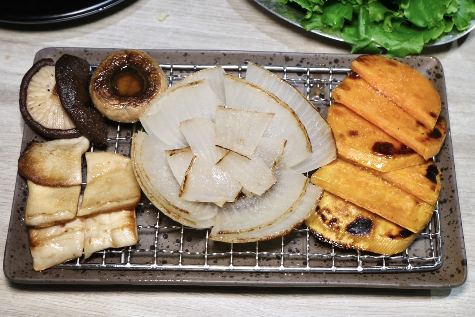 燒酒烤烤豬｜台北東區韓式燒肉推薦！全程專人代烤、六種小菜無限續，聚餐約會首選