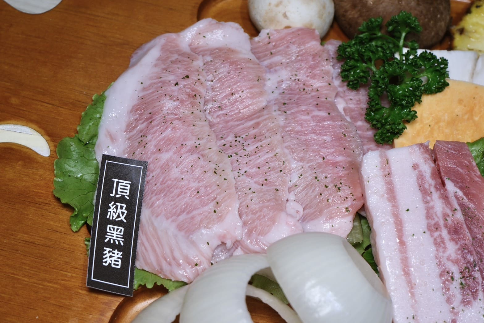 燒酒烤烤豬｜台北東區韓式燒肉推薦！全程專人代烤、六種小菜無限續，聚餐約會首選