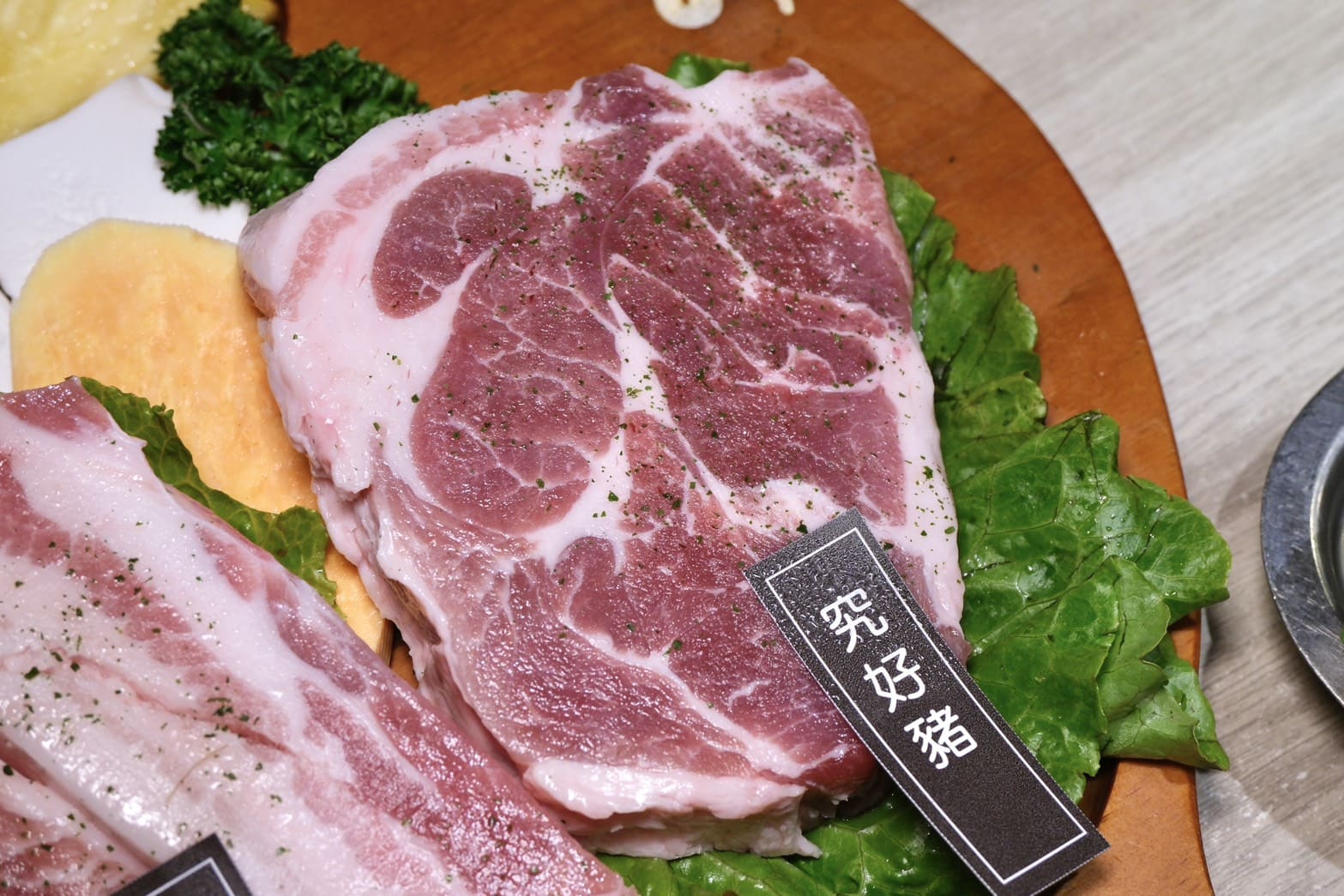 燒酒烤烤豬｜台北東區韓式燒肉推薦！全程專人代烤、六種小菜無限續，聚餐約會首選