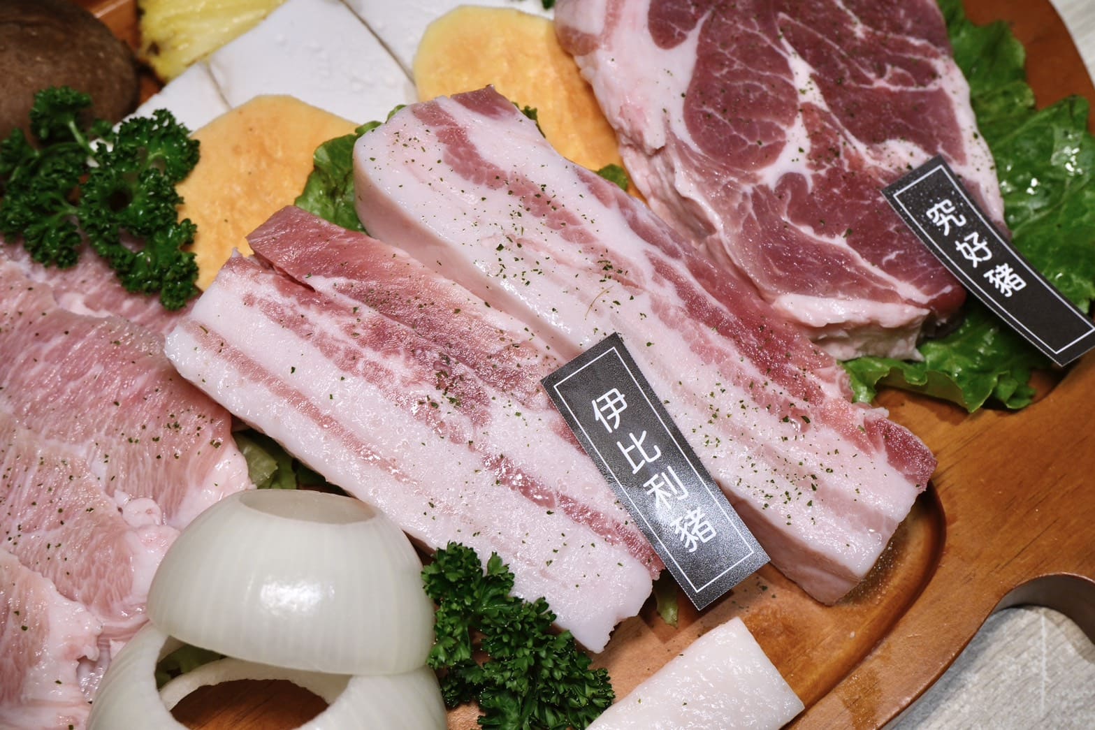 燒酒烤烤豬｜台北東區韓式燒肉推薦！全程專人代烤、六種小菜無限續，聚餐約會首選