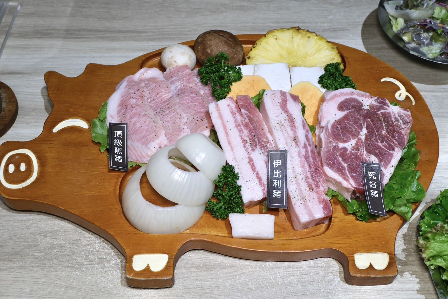 燒酒烤烤豬｜台北東區韓式燒肉推薦！全程專人代烤、六種小菜無限續，聚餐約會首選