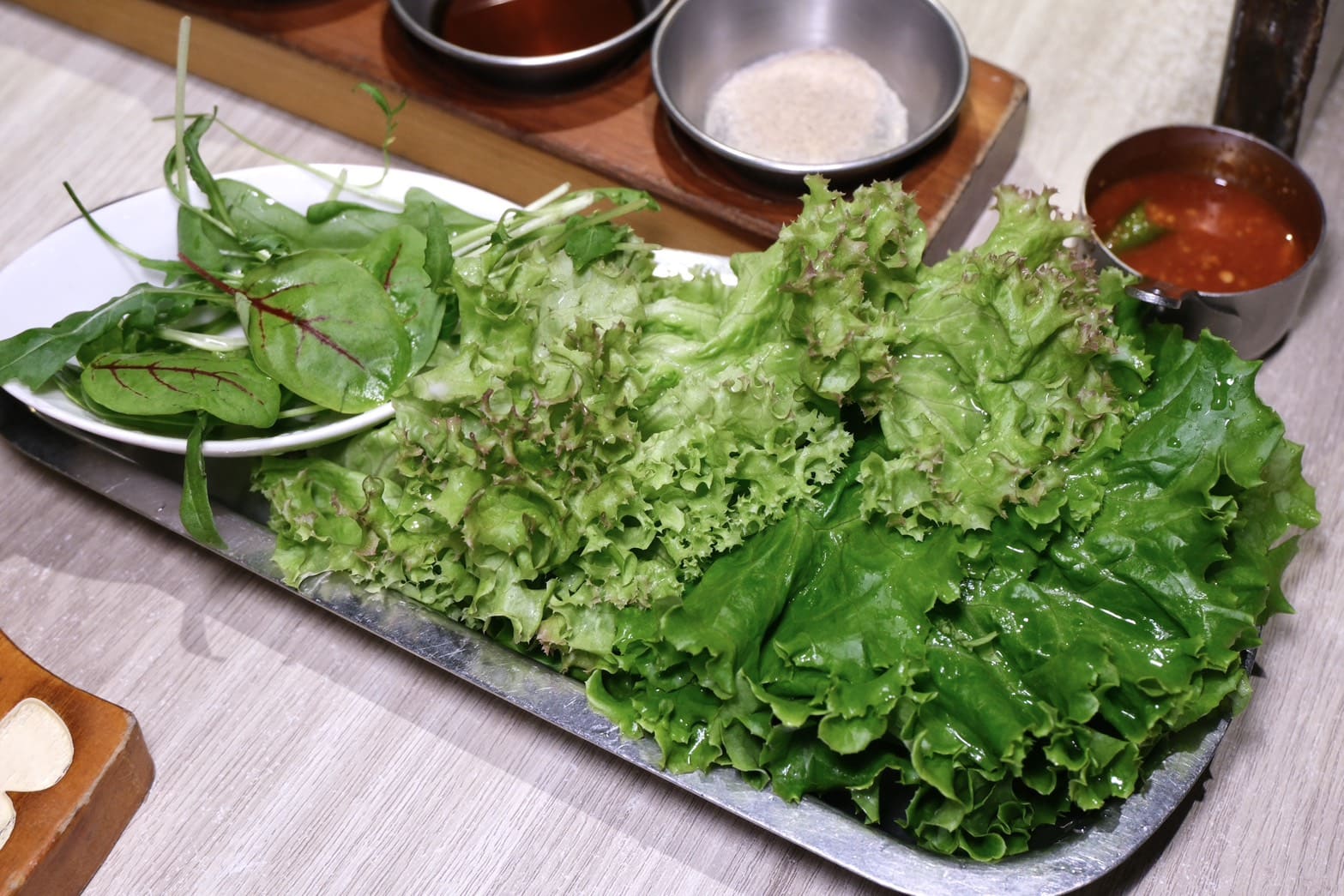 燒酒烤烤豬｜台北東區韓式燒肉推薦！全程專人代烤、六種小菜無限續，聚餐約會首選