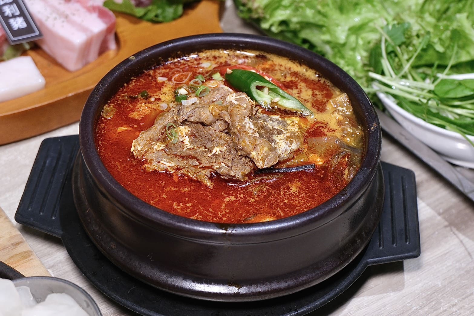 燒酒烤烤豬｜台北東區韓式燒肉推薦！全程專人代烤、六種小菜無限續，聚餐約會首選