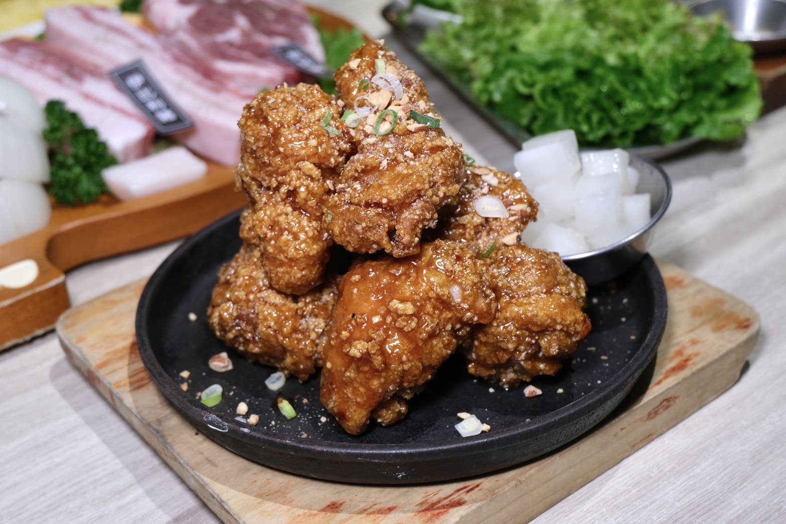 燒酒烤烤豬｜台北東區韓式燒肉推薦！全程專人代烤、六種小菜無限續，聚餐約會首選