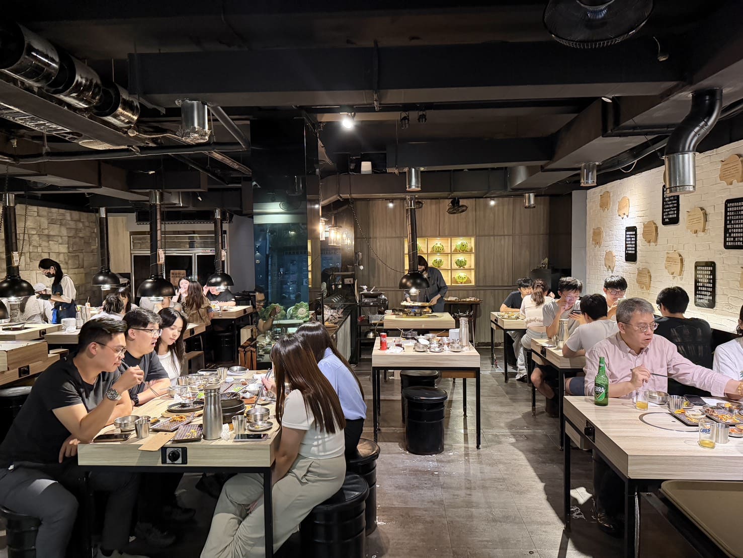 燒酒烤烤豬｜台北東區韓式燒肉推薦！全程專人代烤、六種小菜無限續，聚餐約會首選