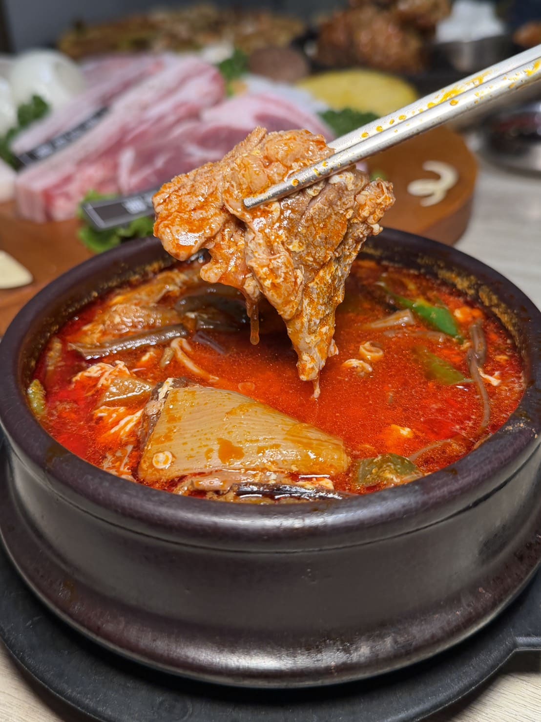 燒酒烤烤豬｜台北東區韓式燒肉推薦！全程專人代烤、六種小菜無限續，聚餐約會首選
