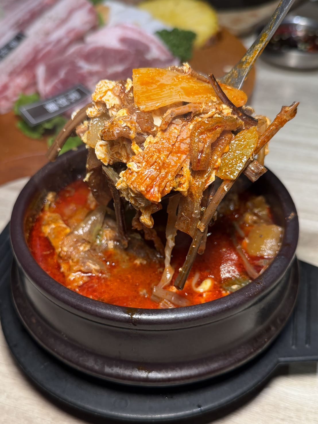 燒酒烤烤豬｜台北東區韓式燒肉推薦！全程專人代烤、六種小菜無限續，聚餐約會首選