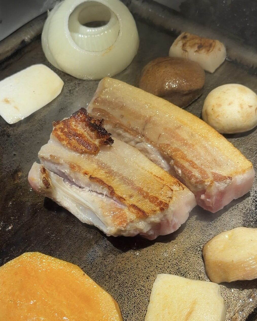 燒酒烤烤豬｜台北東區韓式燒肉推薦！全程專人代烤、六種小菜無限續，聚餐約會首選