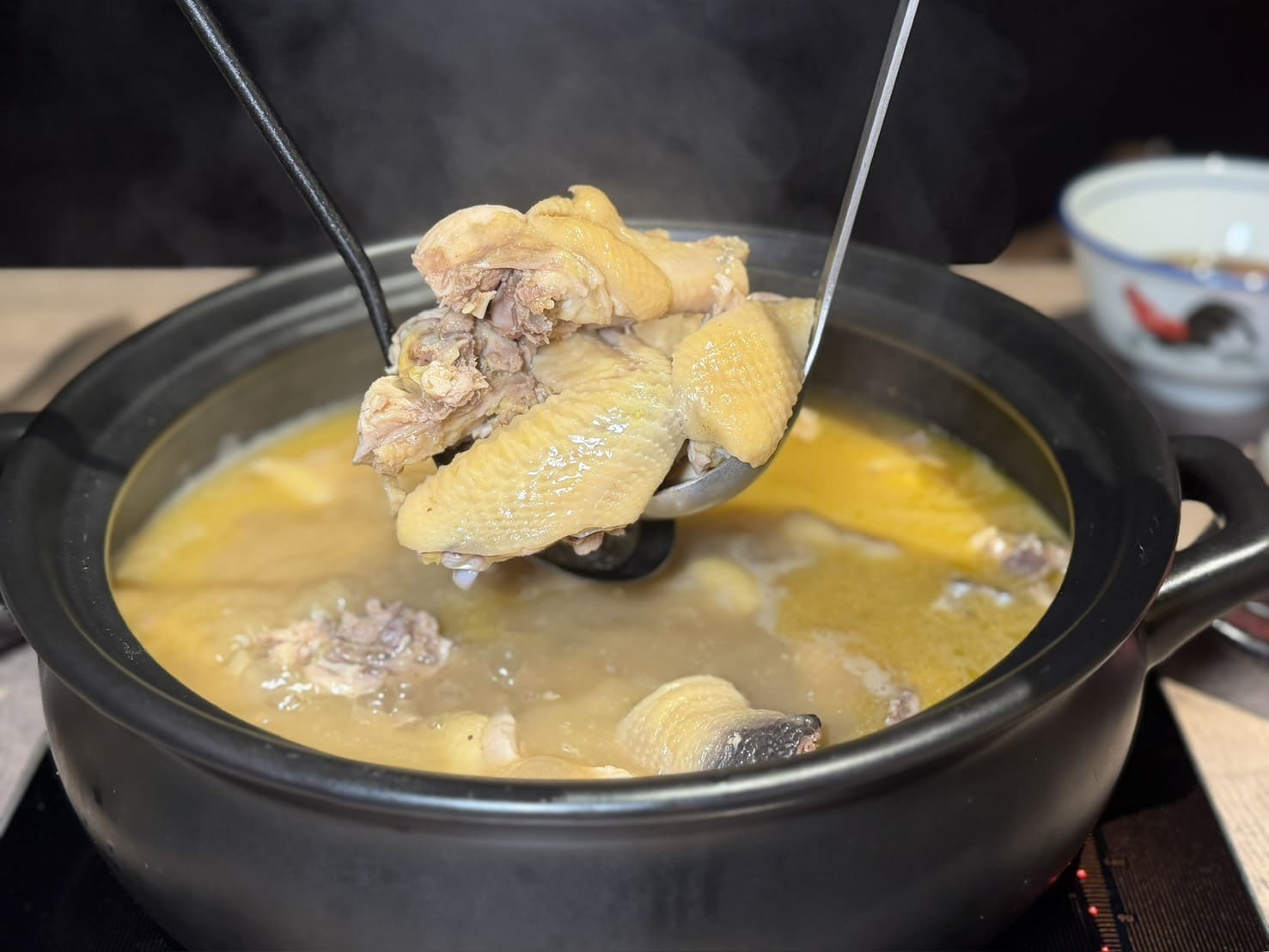 鮑福記鮑魚雞湯鍋｜華山附近新開幕超濃郁粵式雞湯火鍋！加入活體鮑魚現煮！台北火鍋推薦