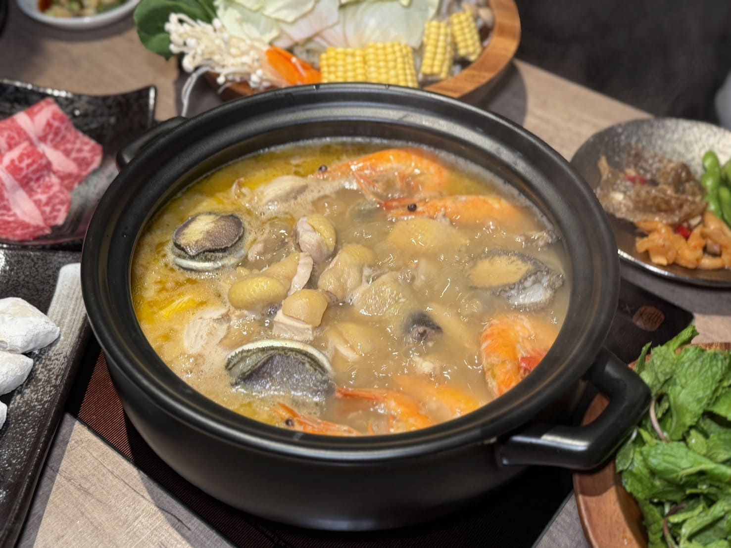 鮑福記鮑魚雞湯鍋｜華山附近新開幕超濃郁粵式雞湯火鍋！加入活體鮑魚現煮！台北火鍋推薦