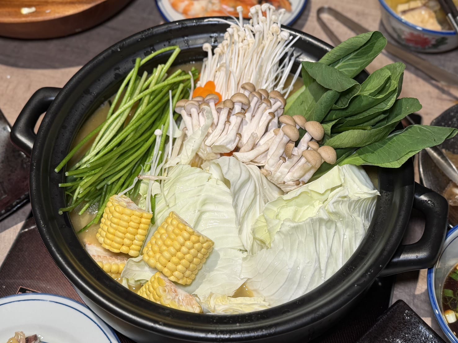 鮑福記鮑魚雞湯鍋｜華山附近新開幕超濃郁粵式雞湯火鍋！加入活體鮑魚現煮！台北火鍋推薦