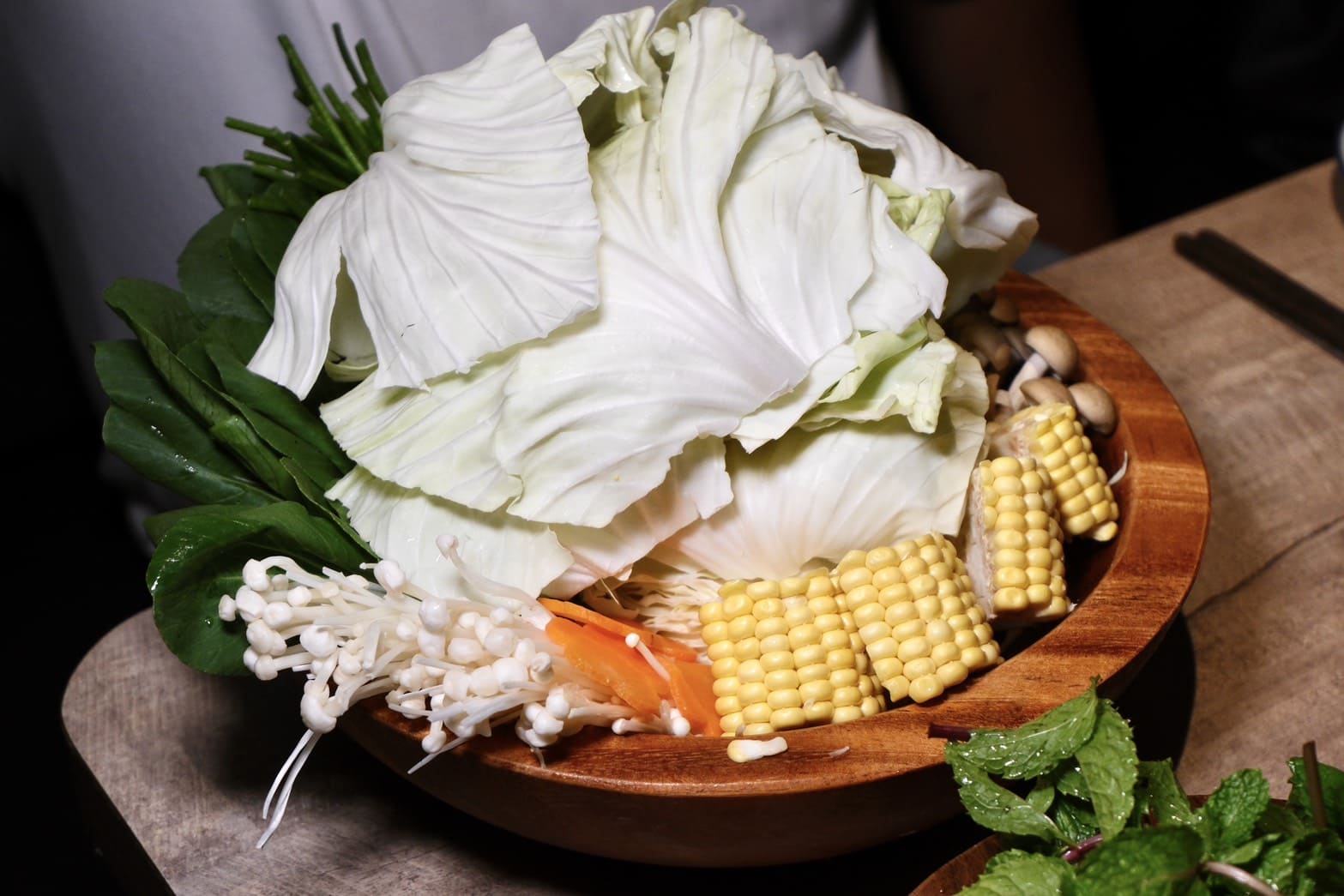 鮑福記鮑魚雞湯鍋｜華山附近新開幕超濃郁粵式雞湯火鍋！加入活體鮑魚現煮！台北火鍋推薦