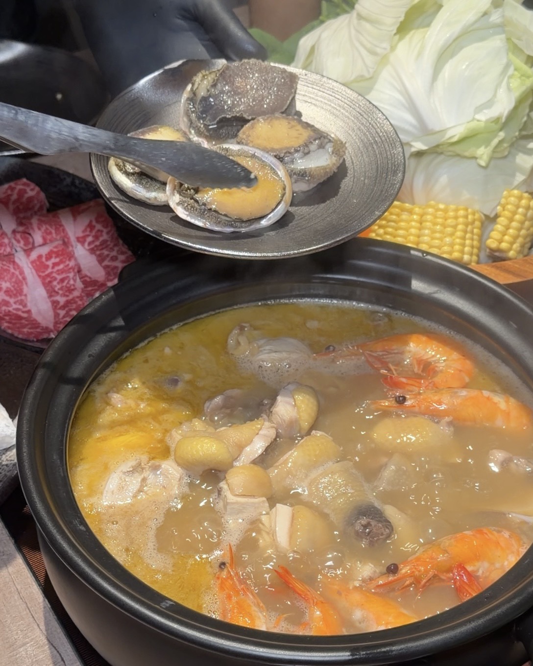 鮑福記鮑魚雞湯鍋｜華山附近新開幕超濃郁粵式雞湯火鍋！加入活體鮑魚現煮！台北火鍋推薦